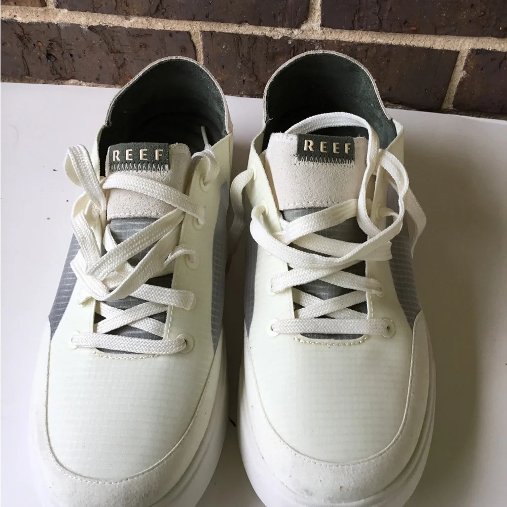 Reef Men's Lace-Up Sneaker in Off-White and Gray